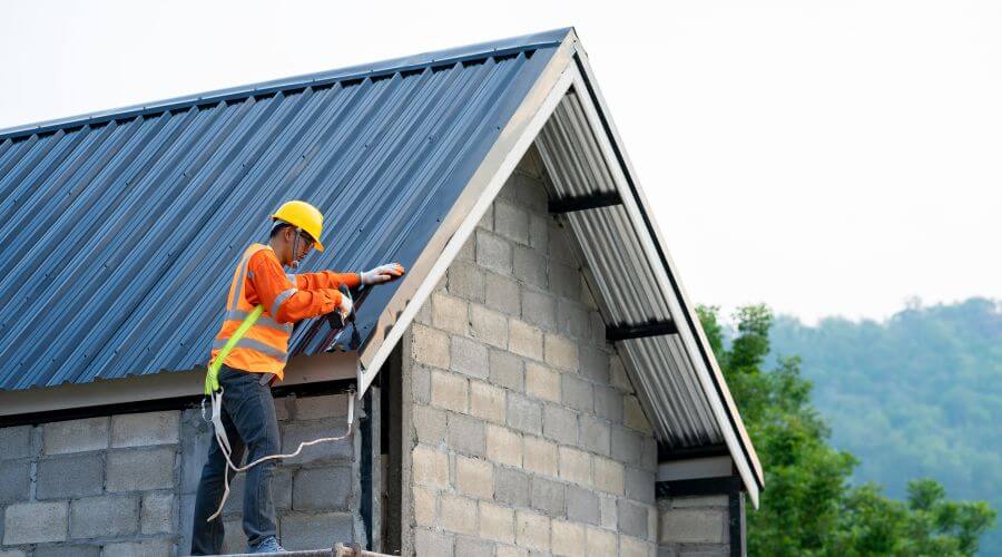 Expert Emergency Roof Repairs services in New Holstein, WI